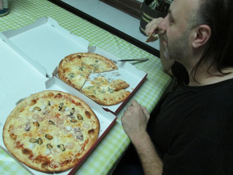 Rudy Gybels eet pizza