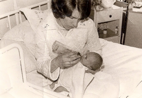 Mijn ma en ik, vlak na mijn geboorte