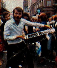Zanger Moustache verzorgde een tijdje een programma op Radio Touring