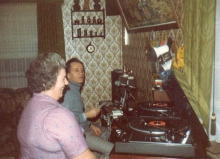 De eigenaars van de radio in de studio (maart 1982)