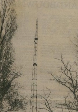   De 32 meter hoge zendmast van Radio WLS in het Kluisbos (foto: eerste helft jaren 80)