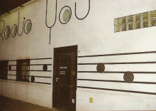De buitenkant van het studiogebouw van Radio YOU in de Toleindestraat in Beervelde, 1991
